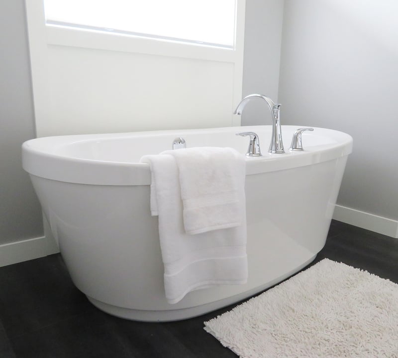 Vers noirs toilettes : causes réelles et solutions efficaces
