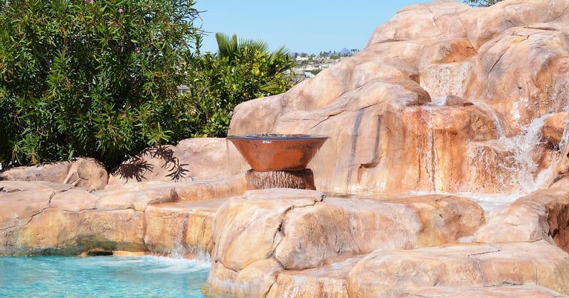 Comment cacher une piscine hors sol sans se ruiner ni tout casser