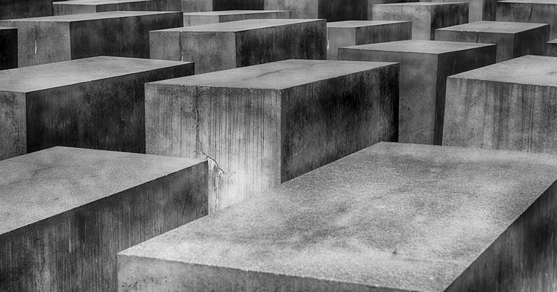 Reboucher un trou dans un parpaing : la méthode simple et durable