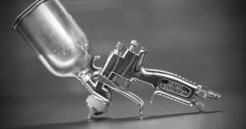 Peindre un plafond au pistolet : astuces pour un rendu parfait
