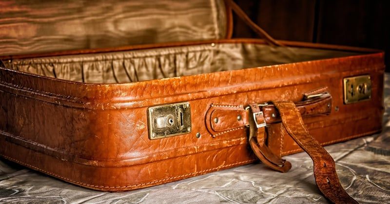 Urne mariage valise : l’accessoire chic et pratique pour vos invités
