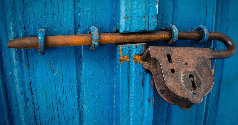 Verrou porte tourne dans le vide : la solution simple et rapide