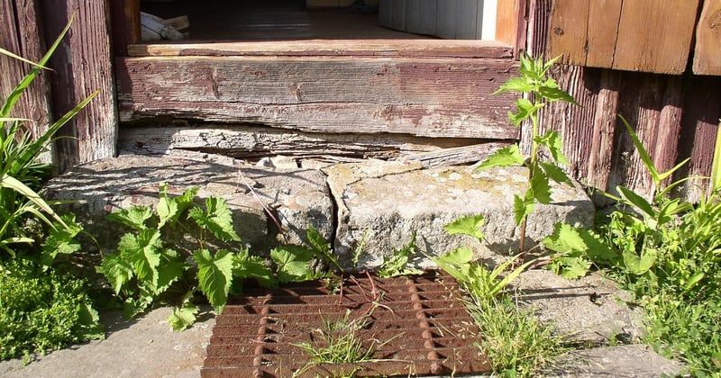 Signe cambriolage cailloux : la méthode secrète des voleurs pour repérer votre maison